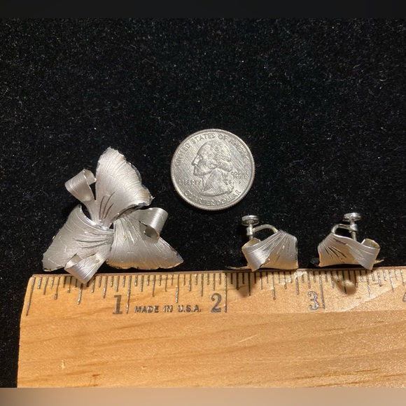 Tru-Kay Vintage Brushed Sterling Silver Petal Brooch and Clip Earring Set - Picture 9 of 9